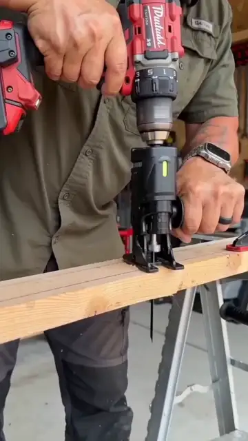 El adaptador cortando una tabla