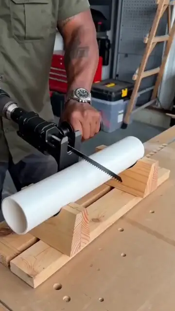 El adaptador cortando un tubo de PVC