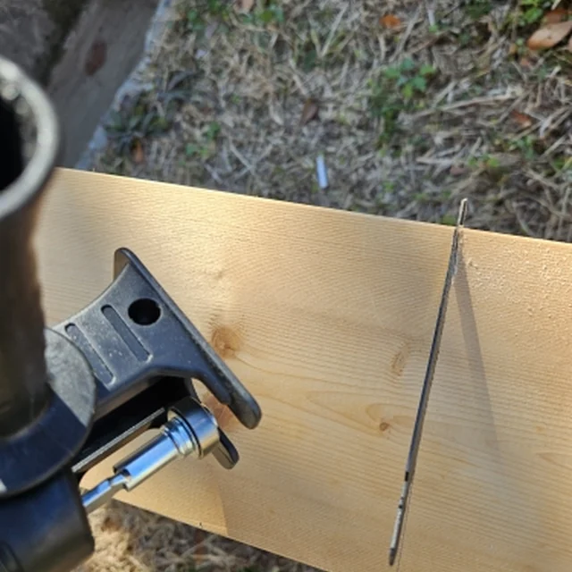 Foto de un comprador cortando una tabla con el adaptador