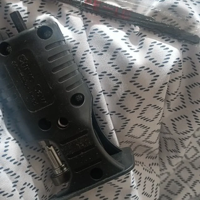 Foto de un comprador con el adaptador y su mango