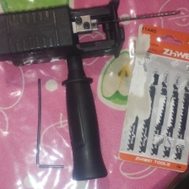 Foto de un comprador con el adaptador en su caja y las hojas
