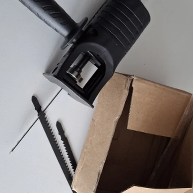 Foto de un comprador con el adaptador recién llegado